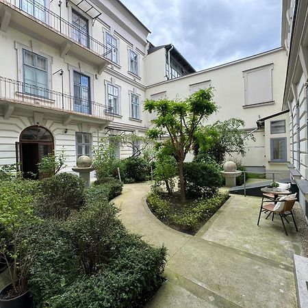 Hidden Gem With Terrace On The Andrassy Fashion Road Apartment Budapest Luaran gambar