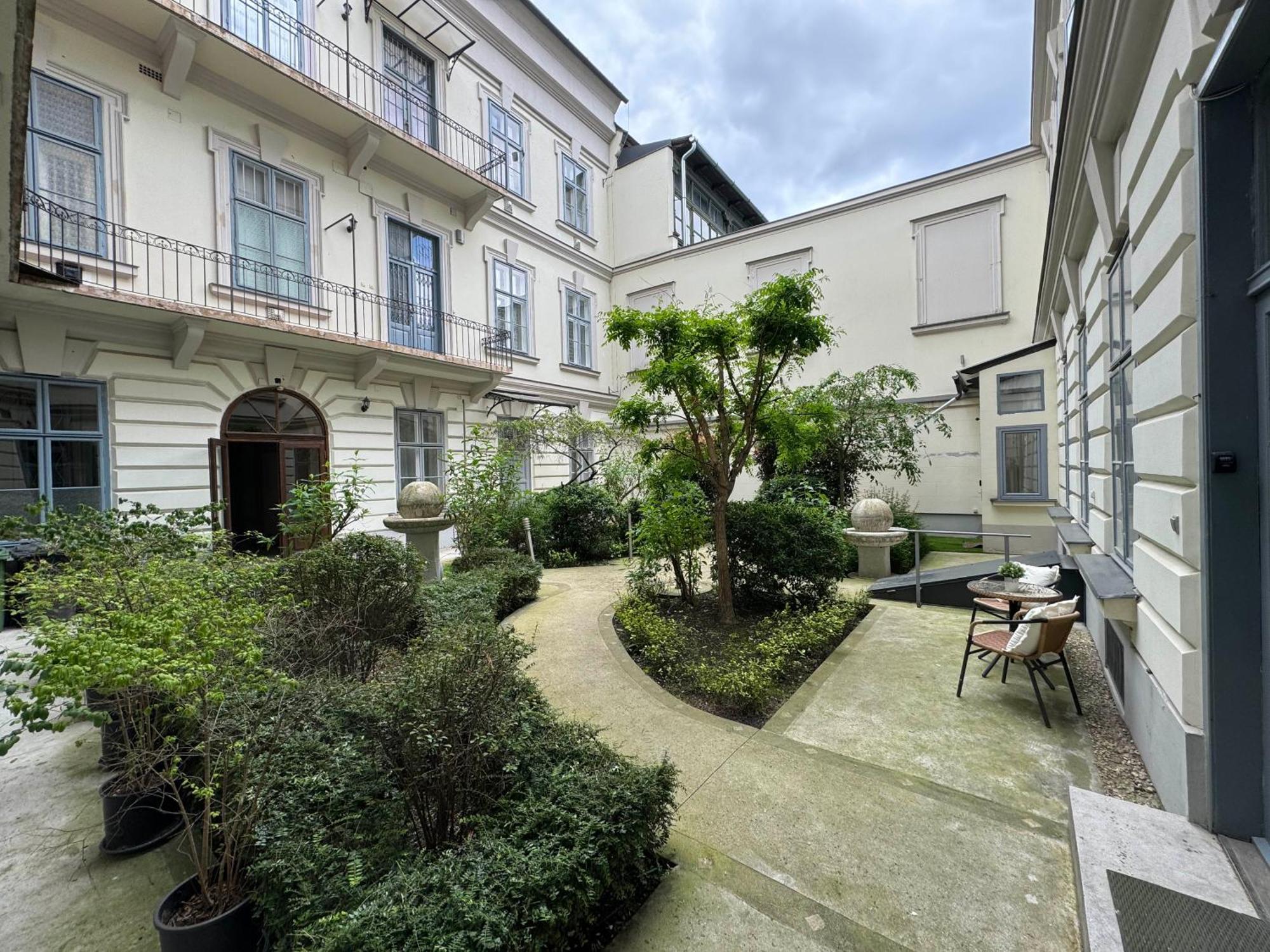 Hidden Gem With Terrace On The Andrassy Fashion Road Apartment Budapest Luaran gambar